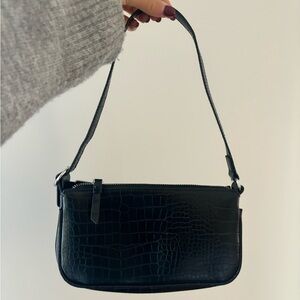 Elegant Black Croc-Embossed Shoulder Bag